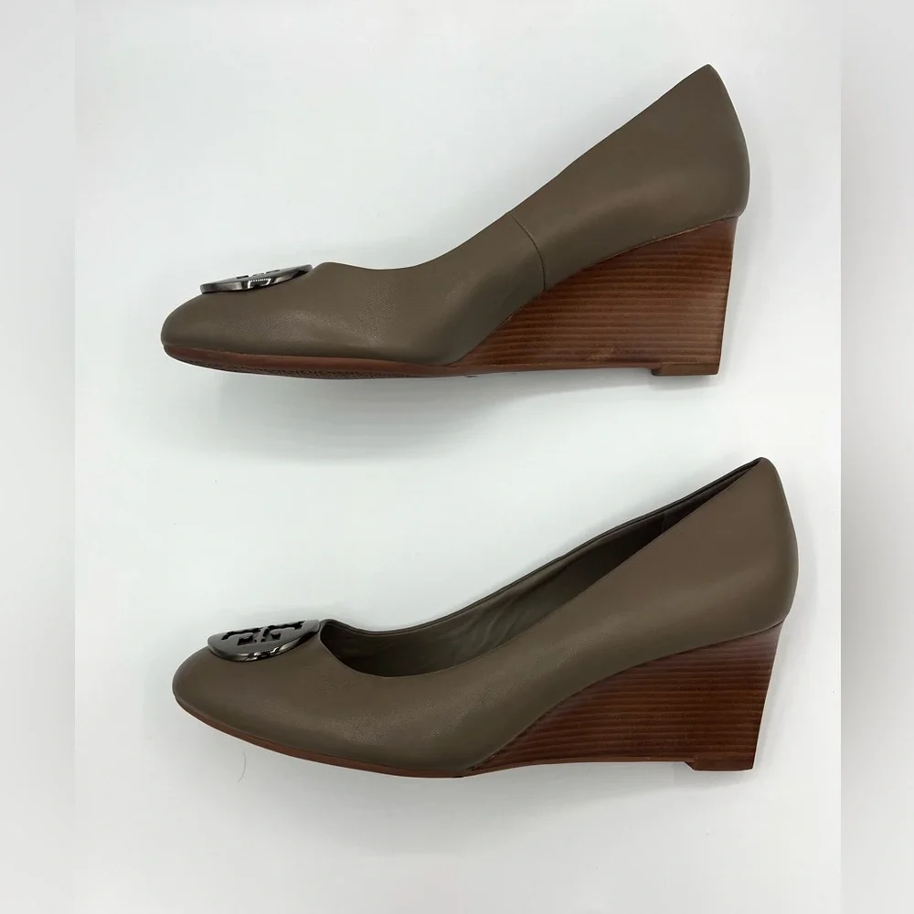 Tory Burch Taupe Leather Wedge Heel Pumps with Silver Emblem. Size 10. - Picture 3 of 10